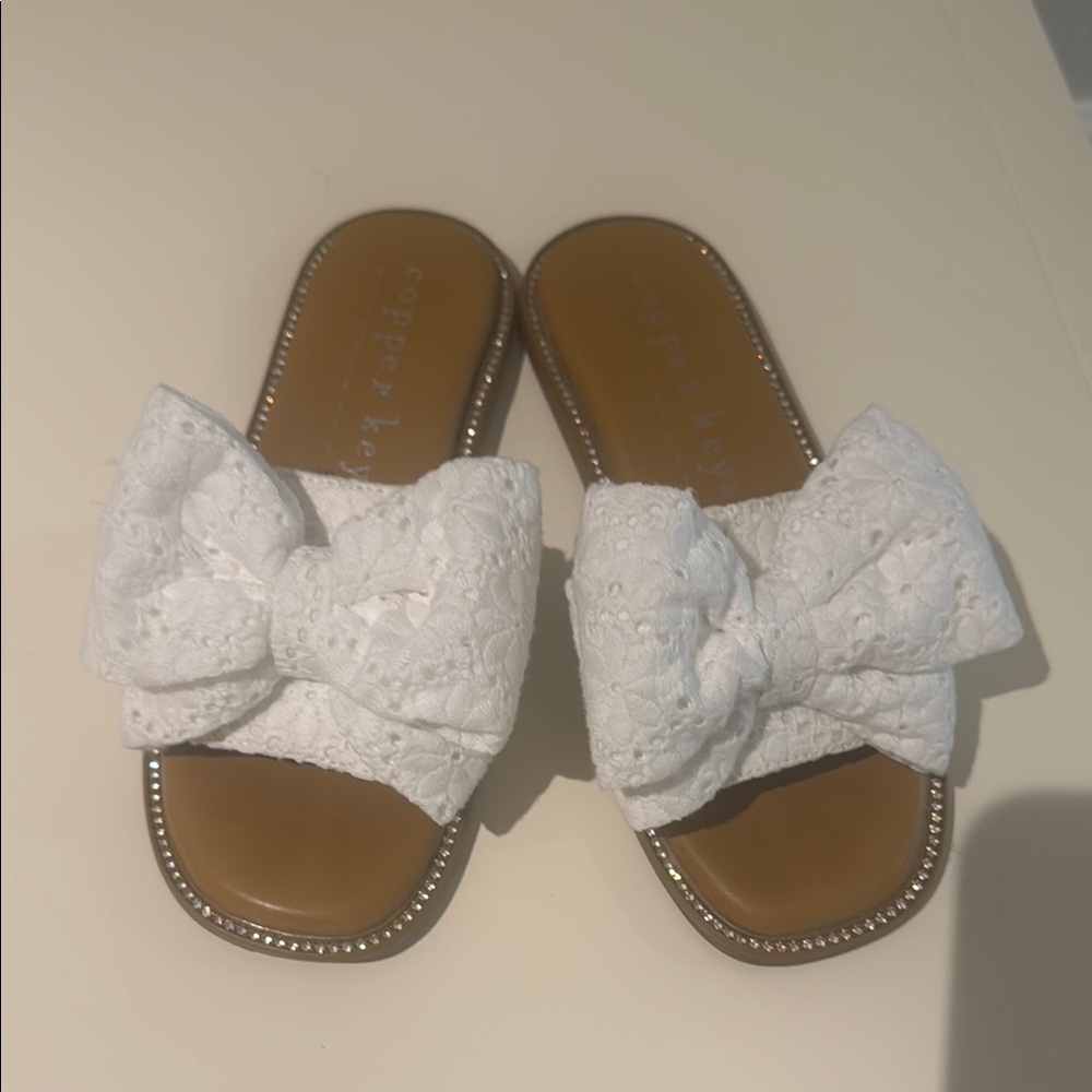 Copper Key White Lace Bow Slides
